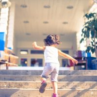 階段を駆け上がる