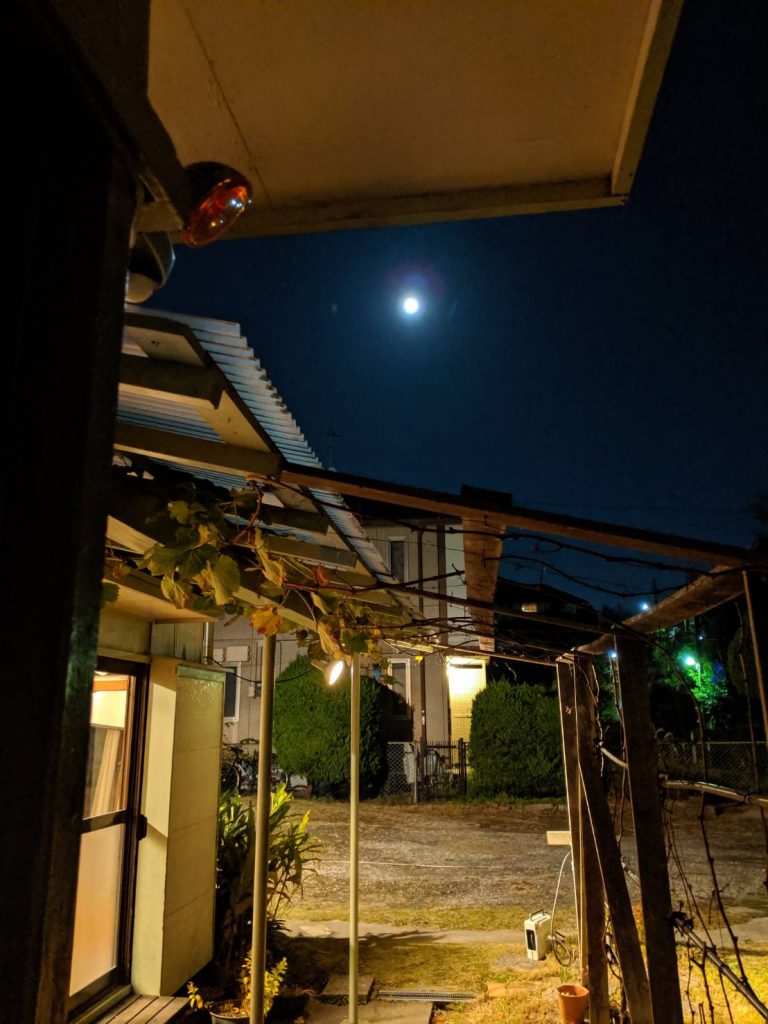 軒先の満月